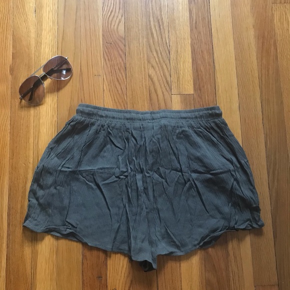Flowy Olive Green Shorts Size Small - Picture 2 of 5